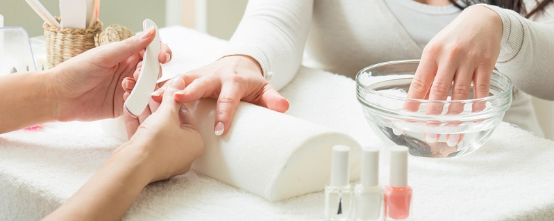 MOMS AND  MANICURES